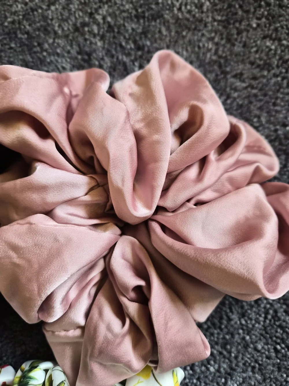 Kitsch/Piper J Set of 4 Oversized Satin Scrunchies - Black, Blush, Cherry, Lemon
